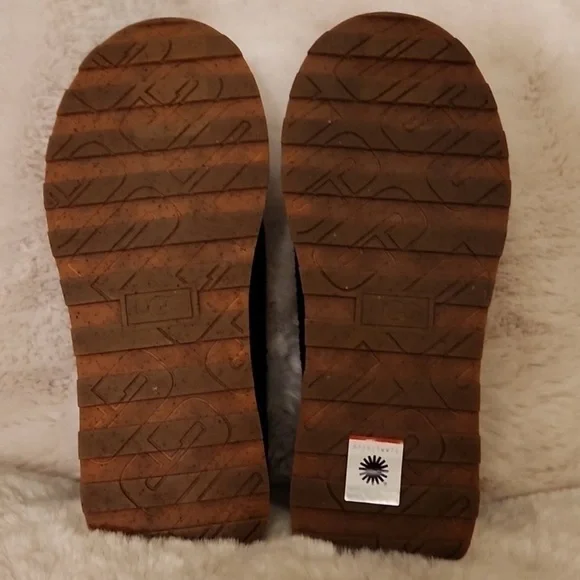 NWOB Black Suede Platform Slip On Uggs-Size 10​​​​​​​ - Picture 4 of 4